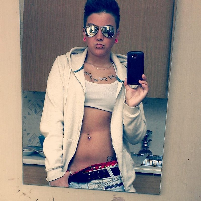 Belle femme sur Laudun l ardoise